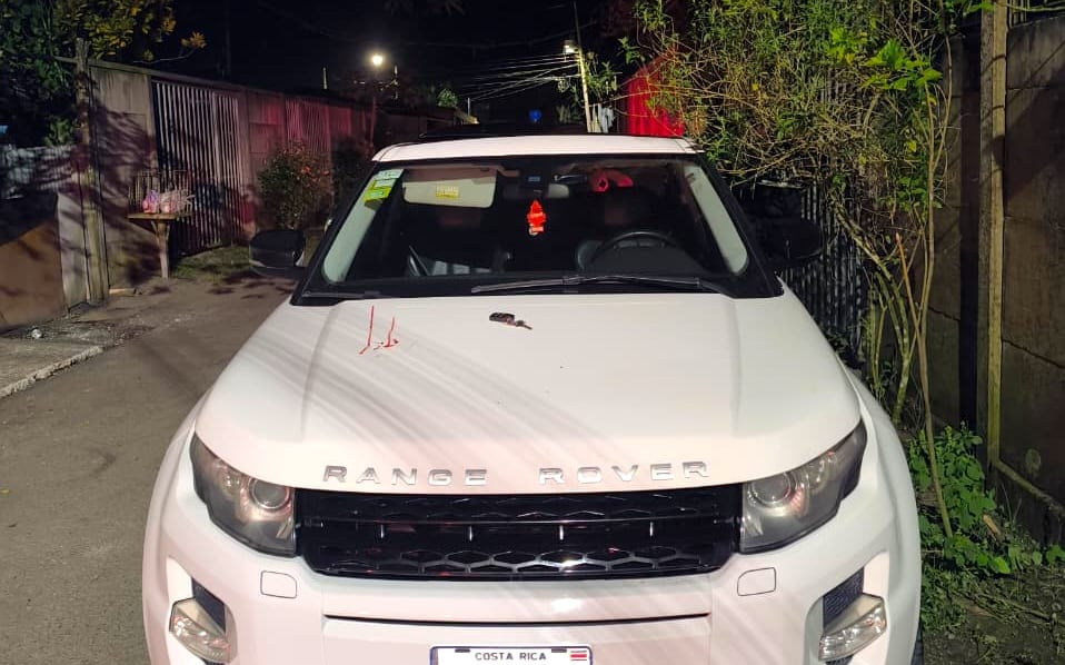 Agentes del OIJ decomisaron un vehículo de alta gama, motocicletas con denuncia por robo y armas de fuego durante la inspección judicial en el sitio donde ocurrió el doble homicidio en Cieneguita de Limón.