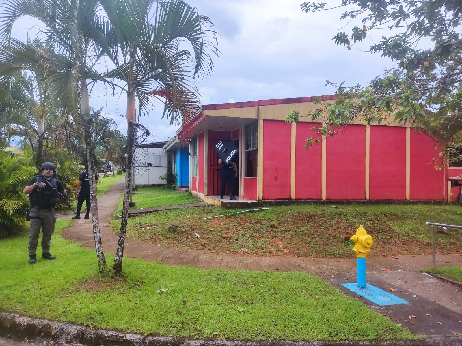 El OIJ allanó varias propiedades y recopiló evidencia que los vincula con el crimen.