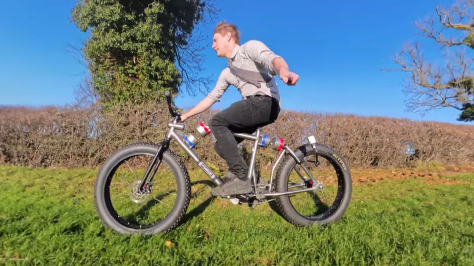 Un prototipo de bicicleta con suspensión basada en imanes desafía el diseño tradicional y revela ventajas en pavimento y límites en terrenos extremos.