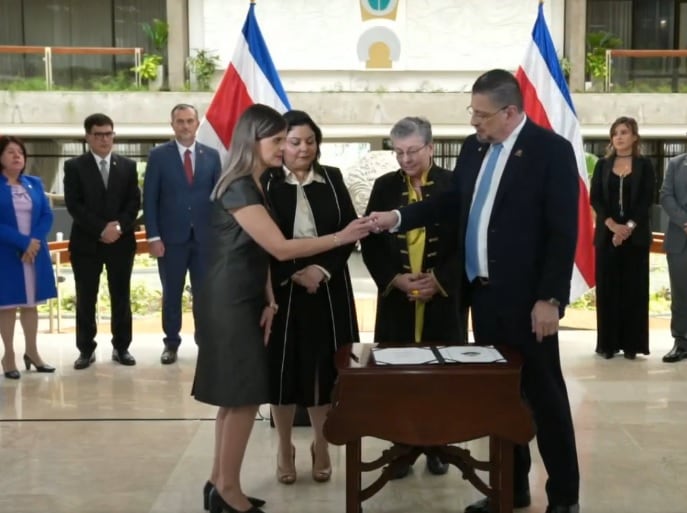 Otra firma fantasma, pero en esta ocasión no fue la de Rodrigo Chaves, sino que le pegó una tremenda embarcada a la ministra de la Presidencia, Laura Fernández, durante la conferencia de prensa acostumbrada de los miércoles. Fue el pasado miércoles 10 de julio