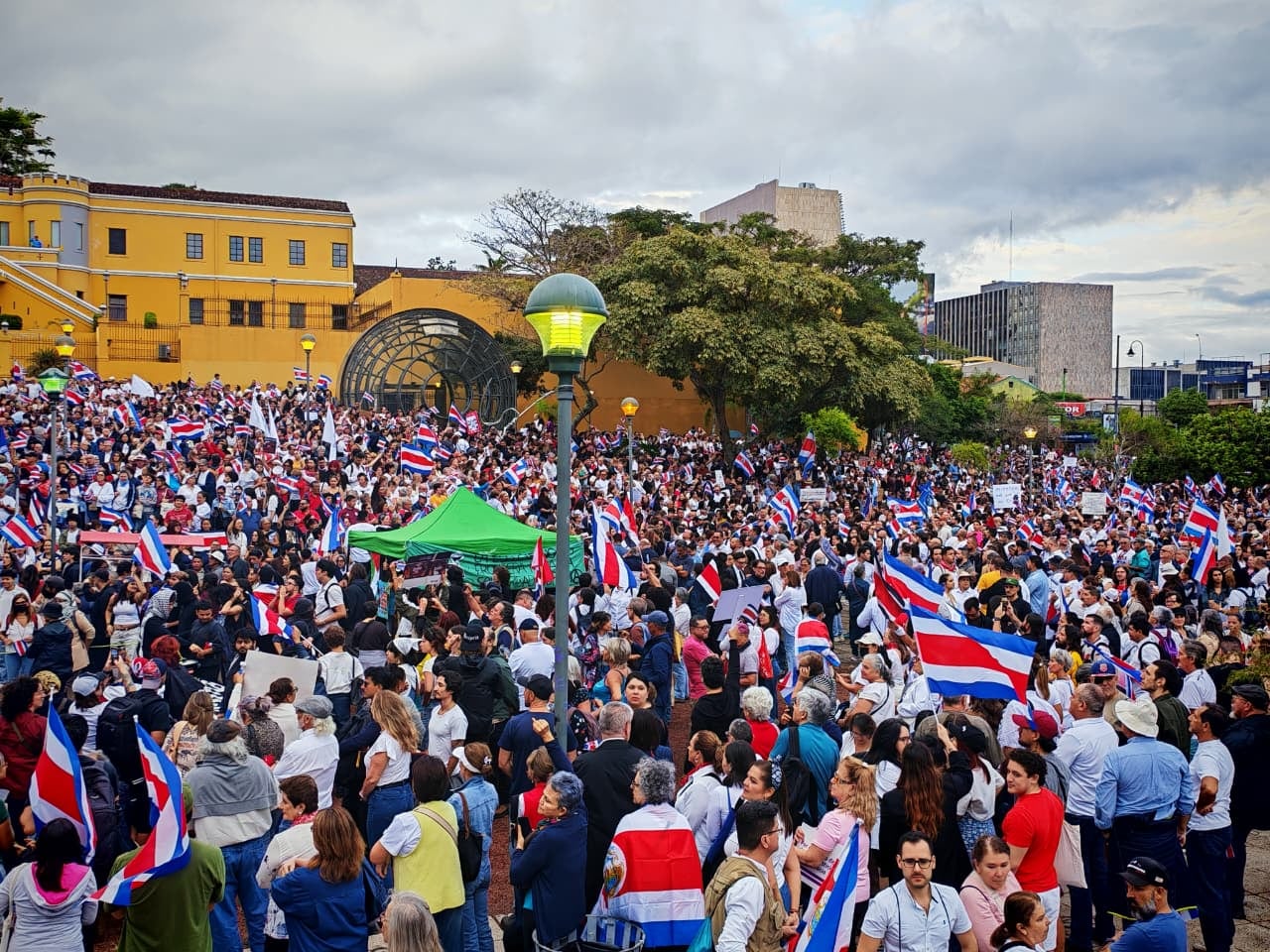Cientos de personas reunidas en la Plaza de la Democracia por el Plantón por la Justicia Democrática este jueves 6 de agosto de 2026.