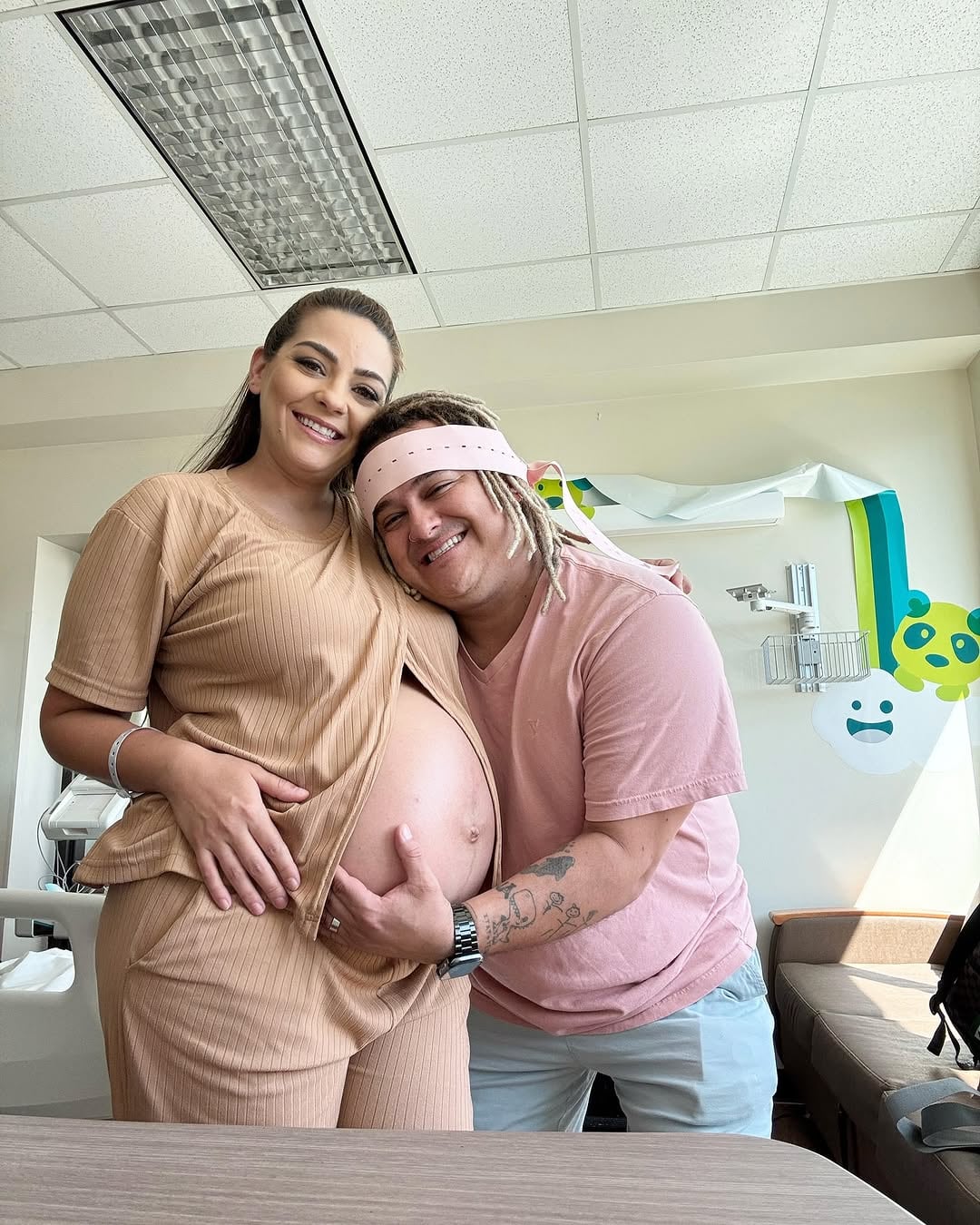 Choché Romano y Ashley García le dieron la bienvenida al mundo a su segunda hija este miércoles 19 de marzo