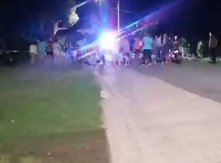 Gran cantidad de abangareños llegaron al sitio del tiroteo en barrio San Juan Grande. Ese cantón es de los que menos homicidios tiene históricamente en el país. Foto: Cortesía