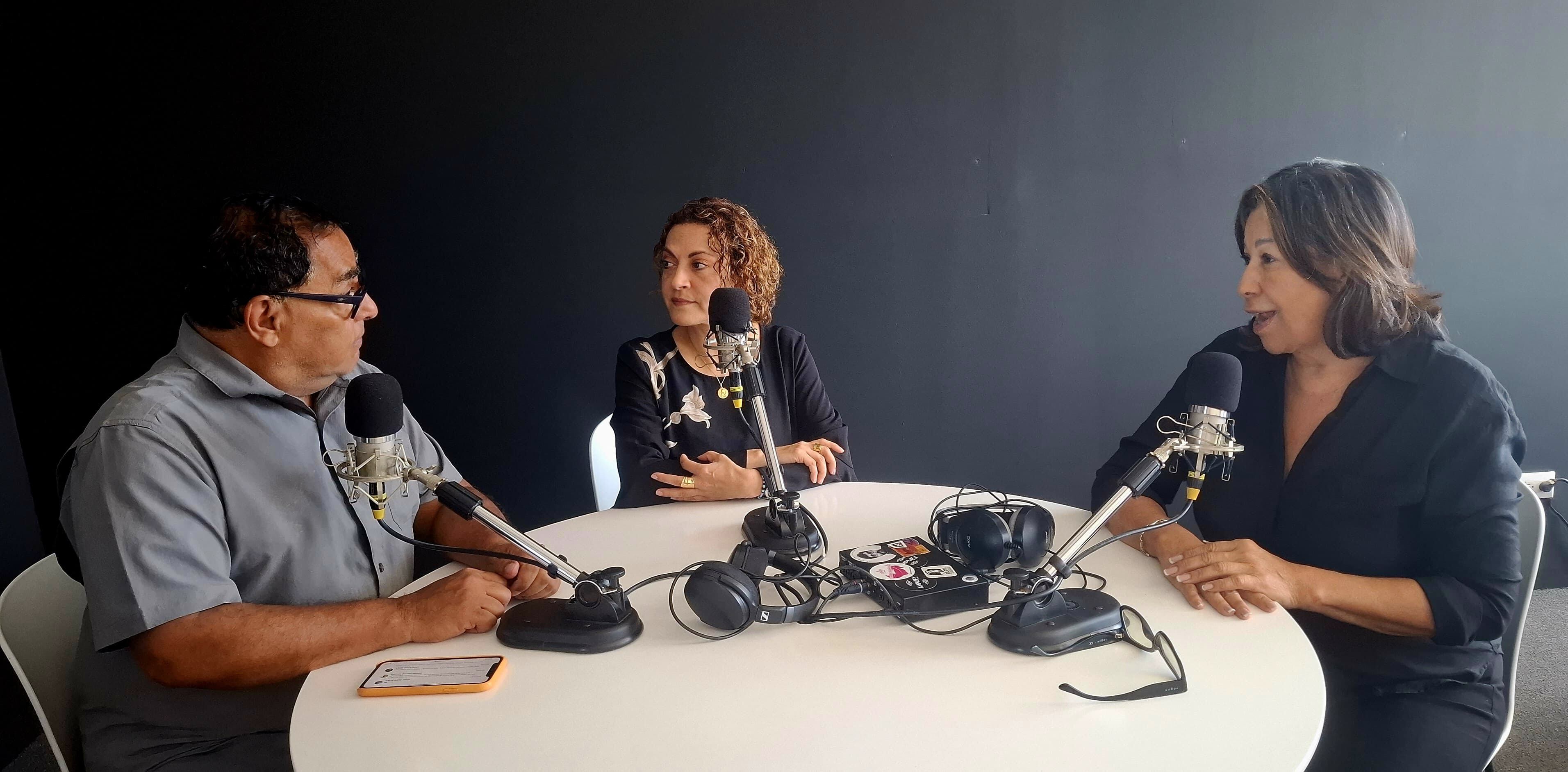 Entrevista para el programa de radio Hablando Claro a la periodista colombiana Jineth Bedoya (centro) grabada el martes 4 de marzo 2025. Conversan con ella Boris Ramírez y Vilma Ibarra