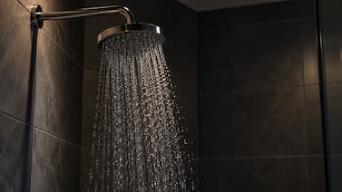 ¿Bañarse en la oscuridad ayuda a dormir mejor? Esto explican especialistas
