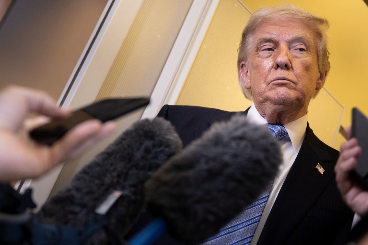 El presidente de Estados Unidos, Donald Trump, habla con periodistas a bordo del Air Force One tras su salida del Aeropuerto Internacional de Pekín el 15 de mayo de 2026, de regreso a Estados Unidos.