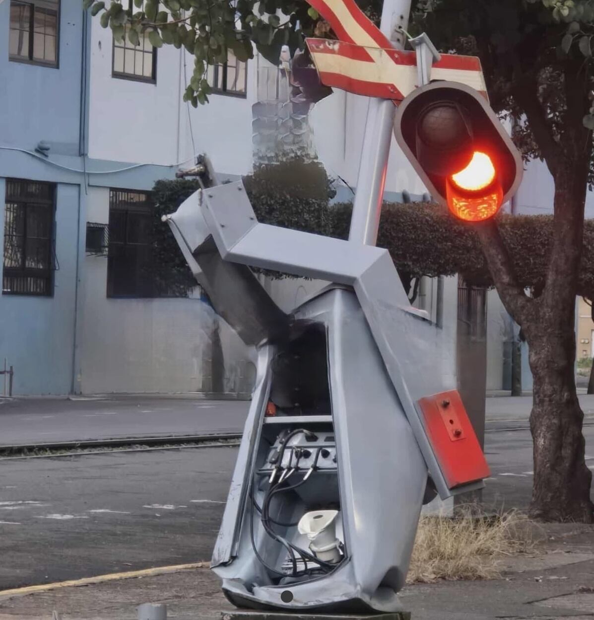 Una aguja del paso ferroviario frente al MOPT en San José resultó dañada por un camión que giró imprudentemente en la esquina del edificio este jueves. Fotografía: