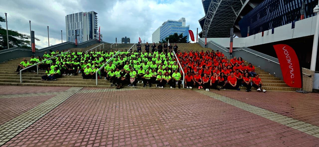 Equipo de trabajo logístico de Arza Producciones antes del inicio del concierto de Guns N’ Roses en el Estadio Nacional.