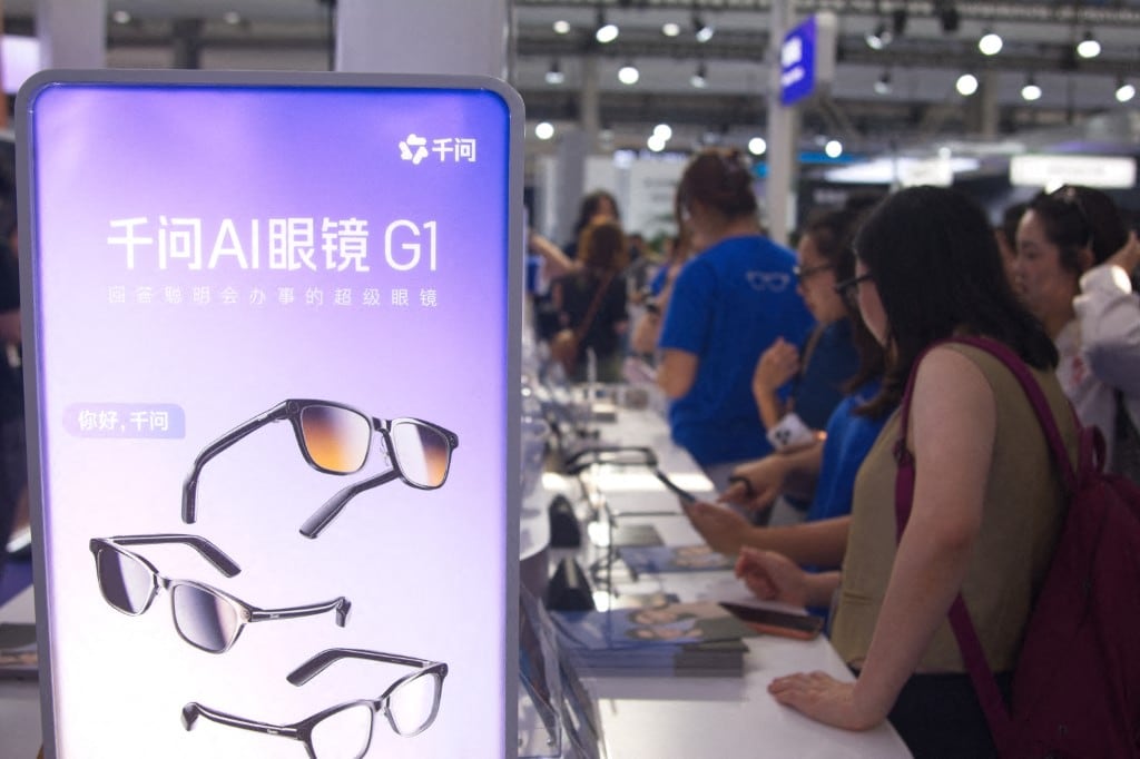 Las gafas de inteligencia artificial Qwen se exhiben en la conferencia Inclusion, en el Bund, en el Parque de la Exposición Mundial de Shanghái, en Shanghái, China, el 9 de septiembre de 2026.