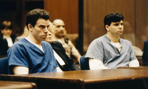 Lyle y Erik Menéndez, hermanos condenados a cadena perpetua, durante su participación virtual en una audiencia judicial desde la prisión en San Diego, con el objetivo de revisar su sentencia.