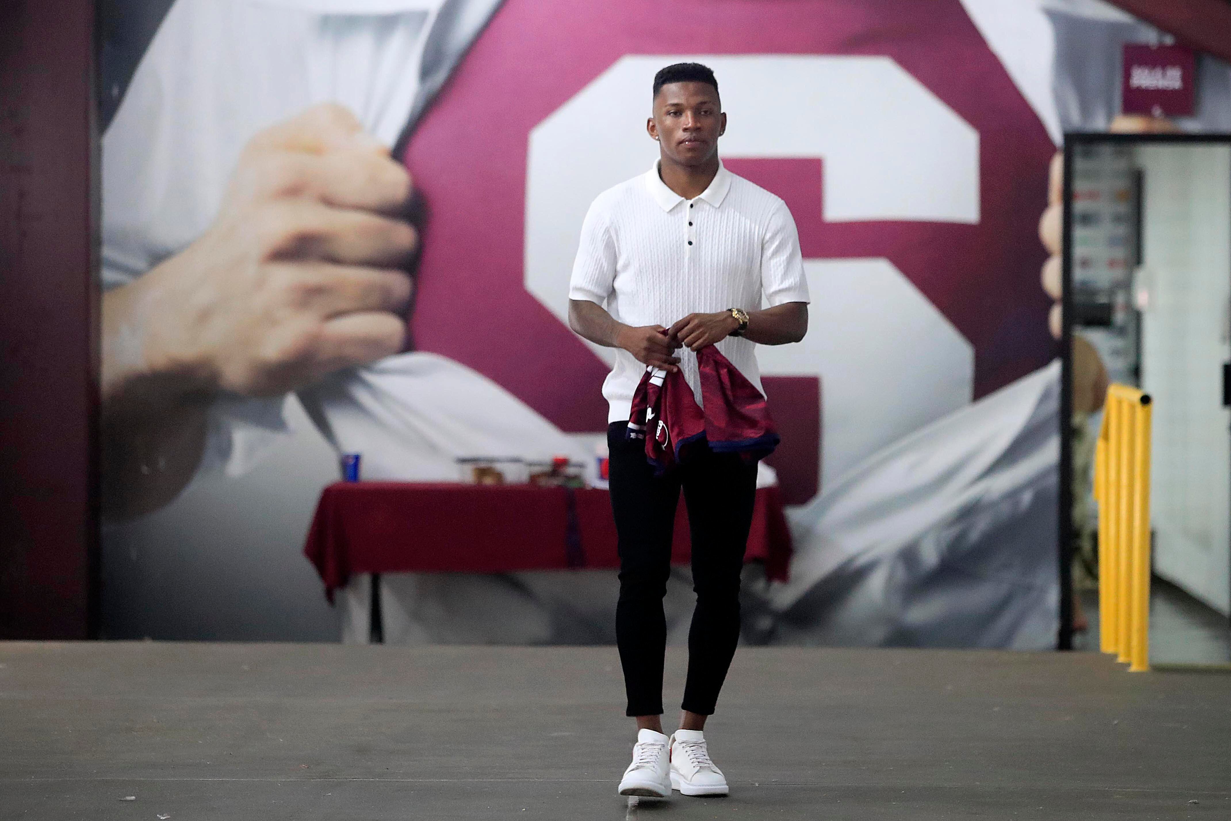 03/02/2024 Estadio Ricardo Saprissa. Este miércoles fue presentado el nuevo delantero del Deportivo Saprissa, Luis Diaz. El nicoyano llegó acompañado de su familia. Aquí posa junto a su abuelo Mario Diaz, orgulloso porque su nieto jugará con el número del "caballero del fútbol". Foto: Rafael Pacheco Granados