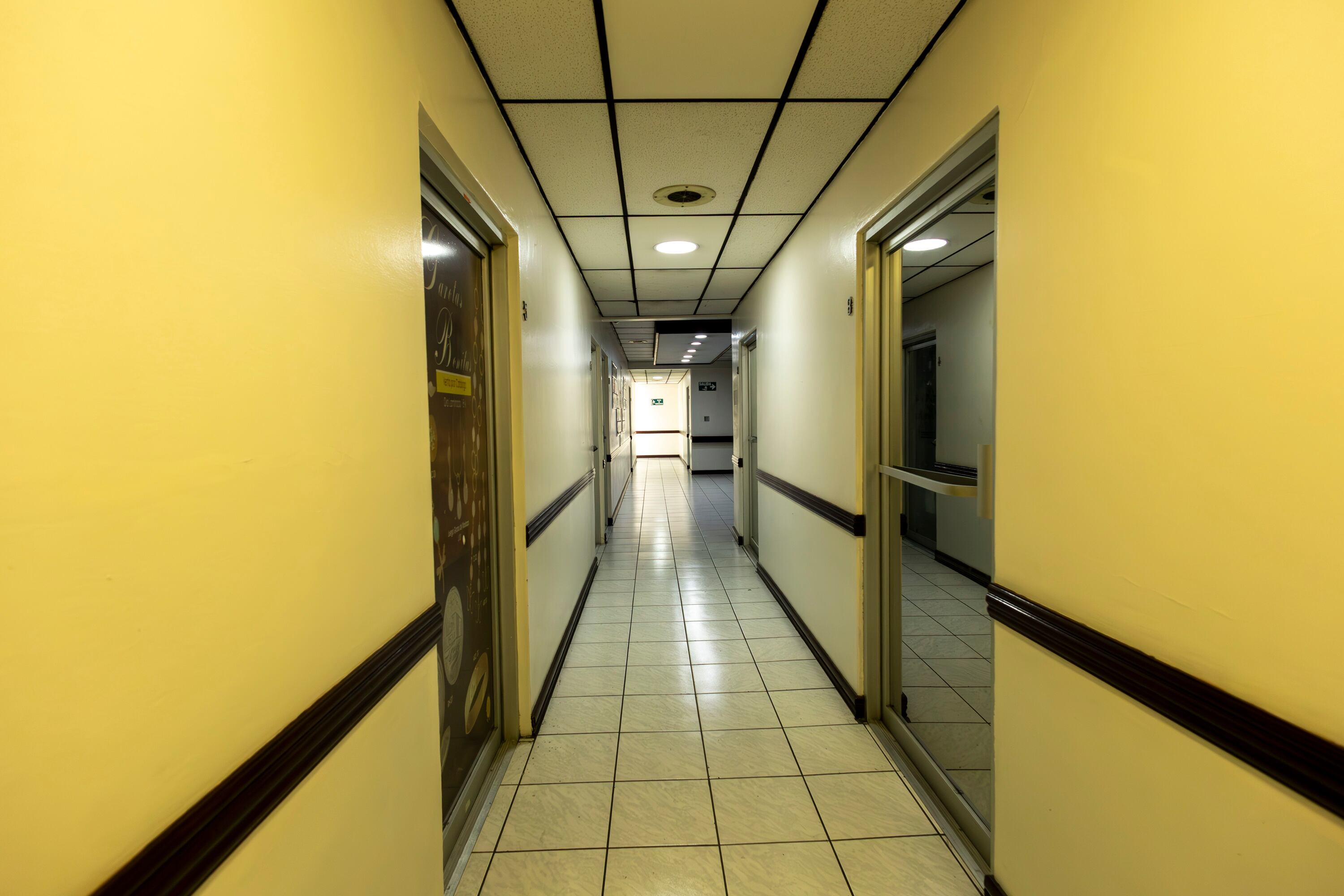 20/05/2025, San José, recorrido por avenida central y avenida segunda, para ver edificios que están desocupados o abandonados.