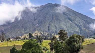 ¿Por qué se observa una pluma de vapor sobre el volcán Turrialba este martes? Una vulcanóloga lo explica
