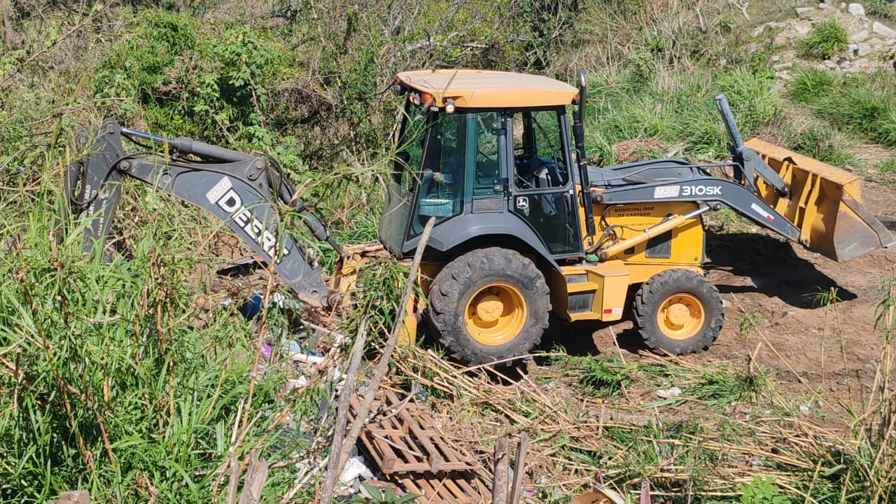 Autoridades policiales intervienen una estructura en el dique Miraflores.