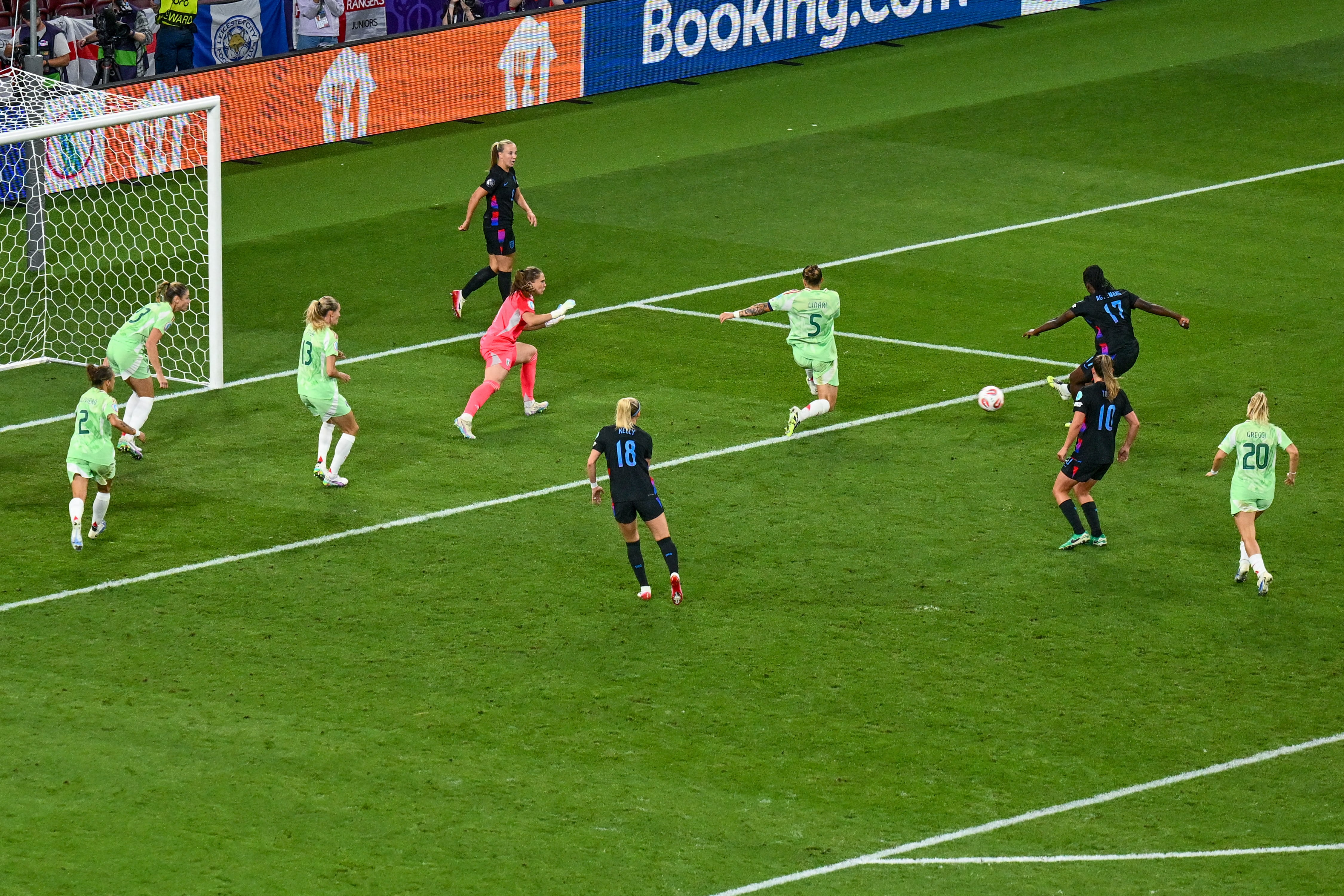 La delantera número 17 de Inglaterra, Michelle Agyemang, marca un gol durante el partido de semifinales