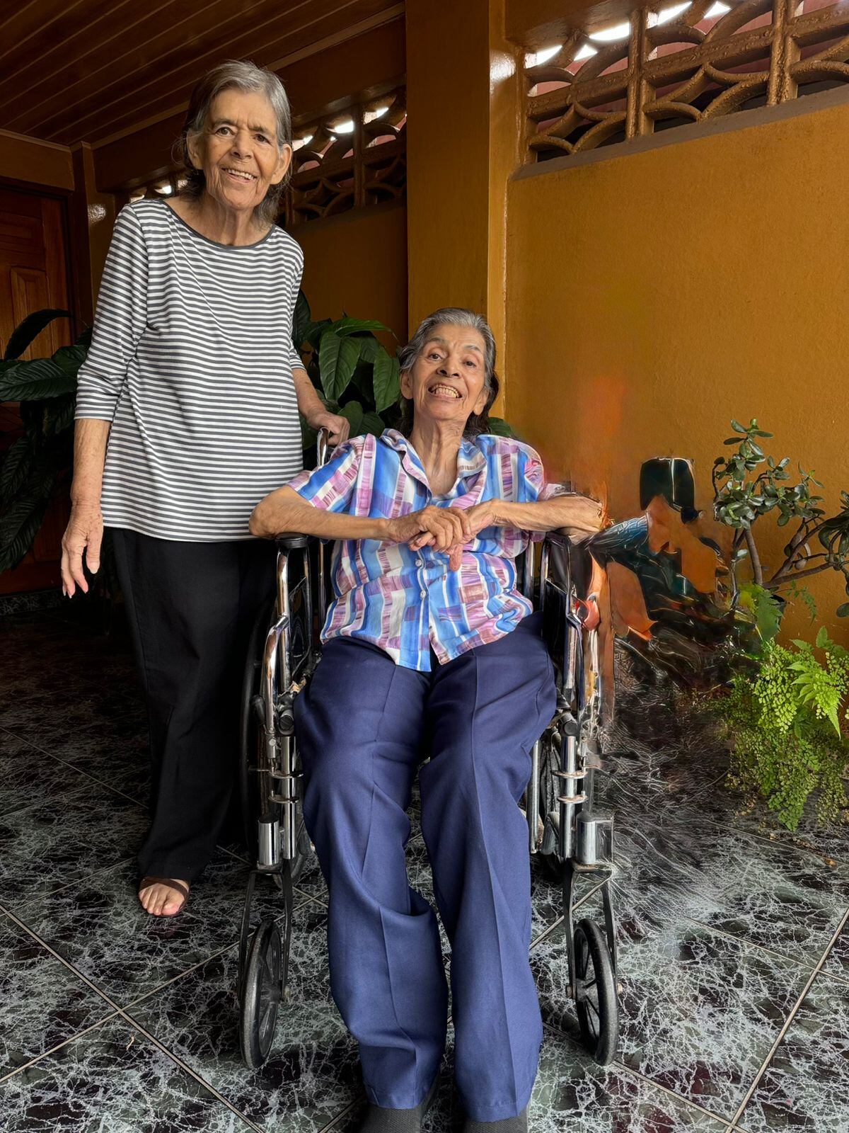 Las maestras Hilda y Flor Solano Avendaño en los últimos años de vida.