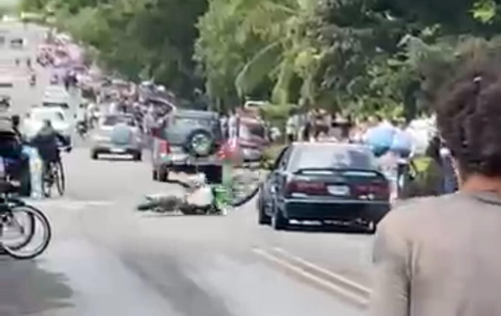 El motociclista, que realizaba acrobacias en la calle, fue atropellado por un vehículo en Peñas Blancas.