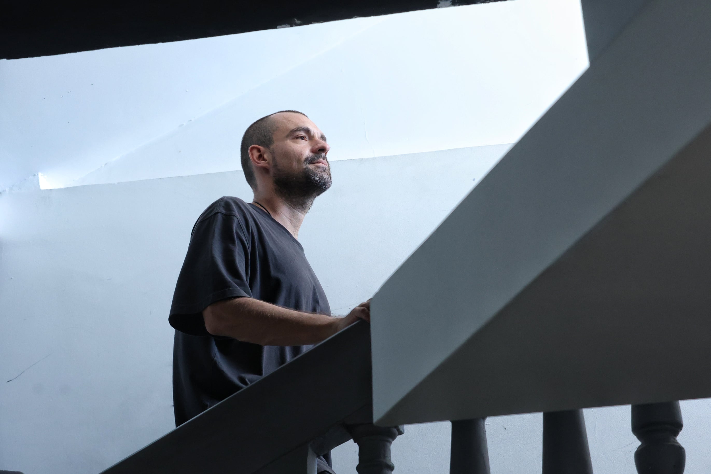 Retratos del artista Eduardo Vásquez durante su exposición “Gris Oscuro”