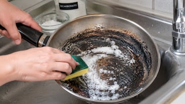 Cómo limpiar sartenes y ollas para recuperar su brillo