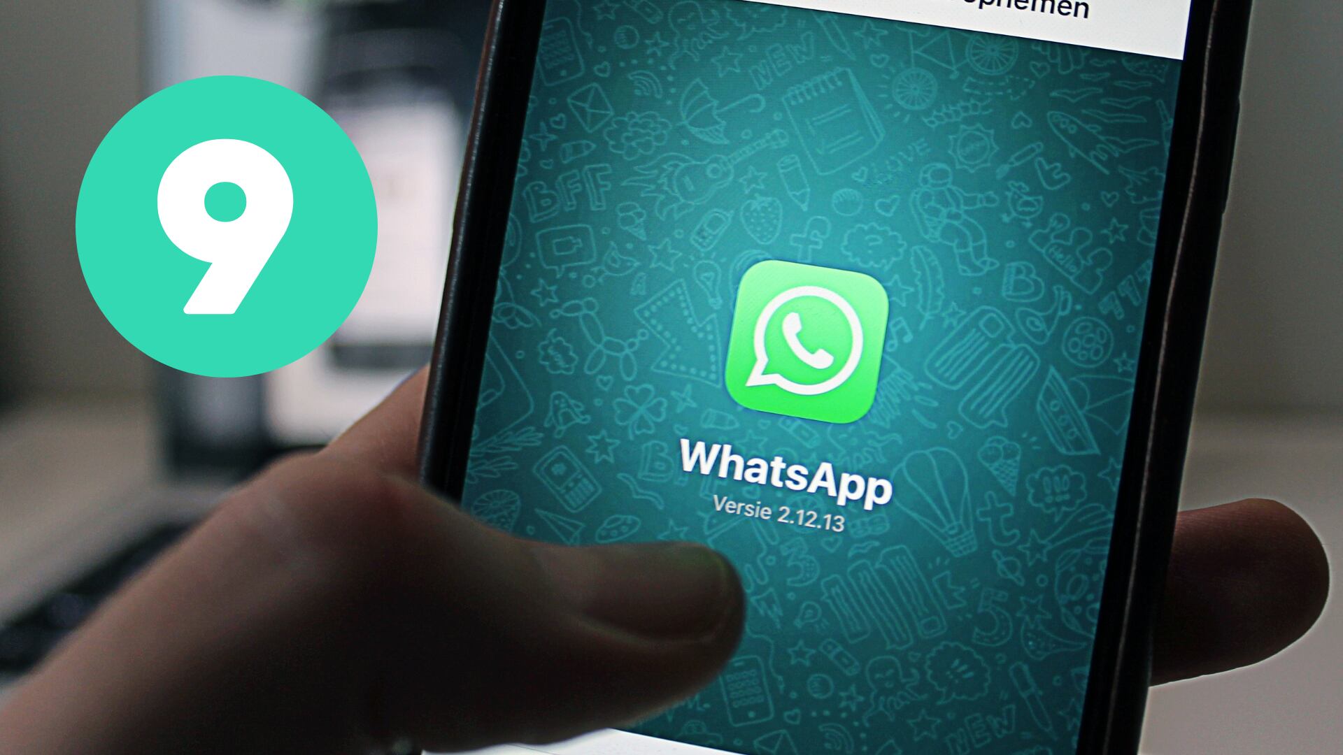 WhatsApp incluye herramientas de privacidad como la verificación en dos pasos y la opción de bloquear conversaciones, además el envío de fotos en HD.