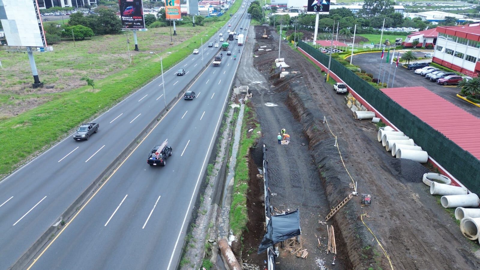 Vista de los trabajos en la construcción de la nueva rampa de acceso en la Ribera de Belén, con maquinaria realizando labores de pavimentación y construcción de taludes. La obra forma parte de un proyecto para mejorar la circulación vehicular en la Ruta Nacional N° 1.