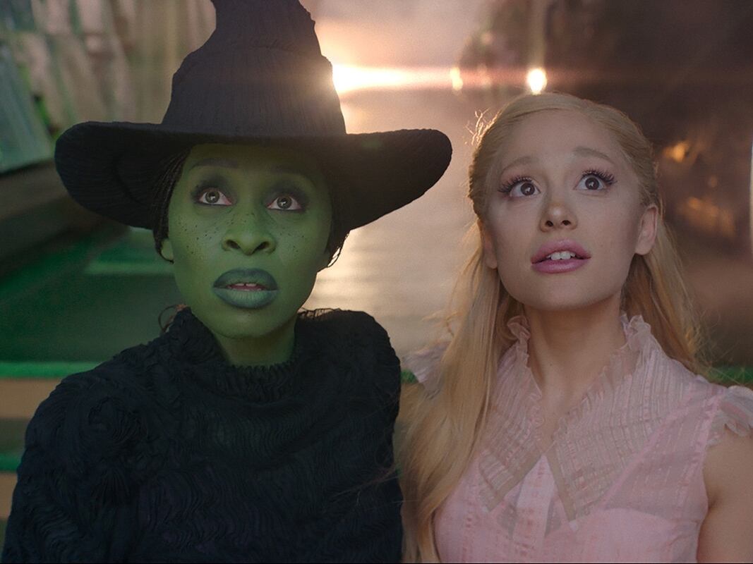 Ariana Grande y Cynthia Erivo en la película Wicked.