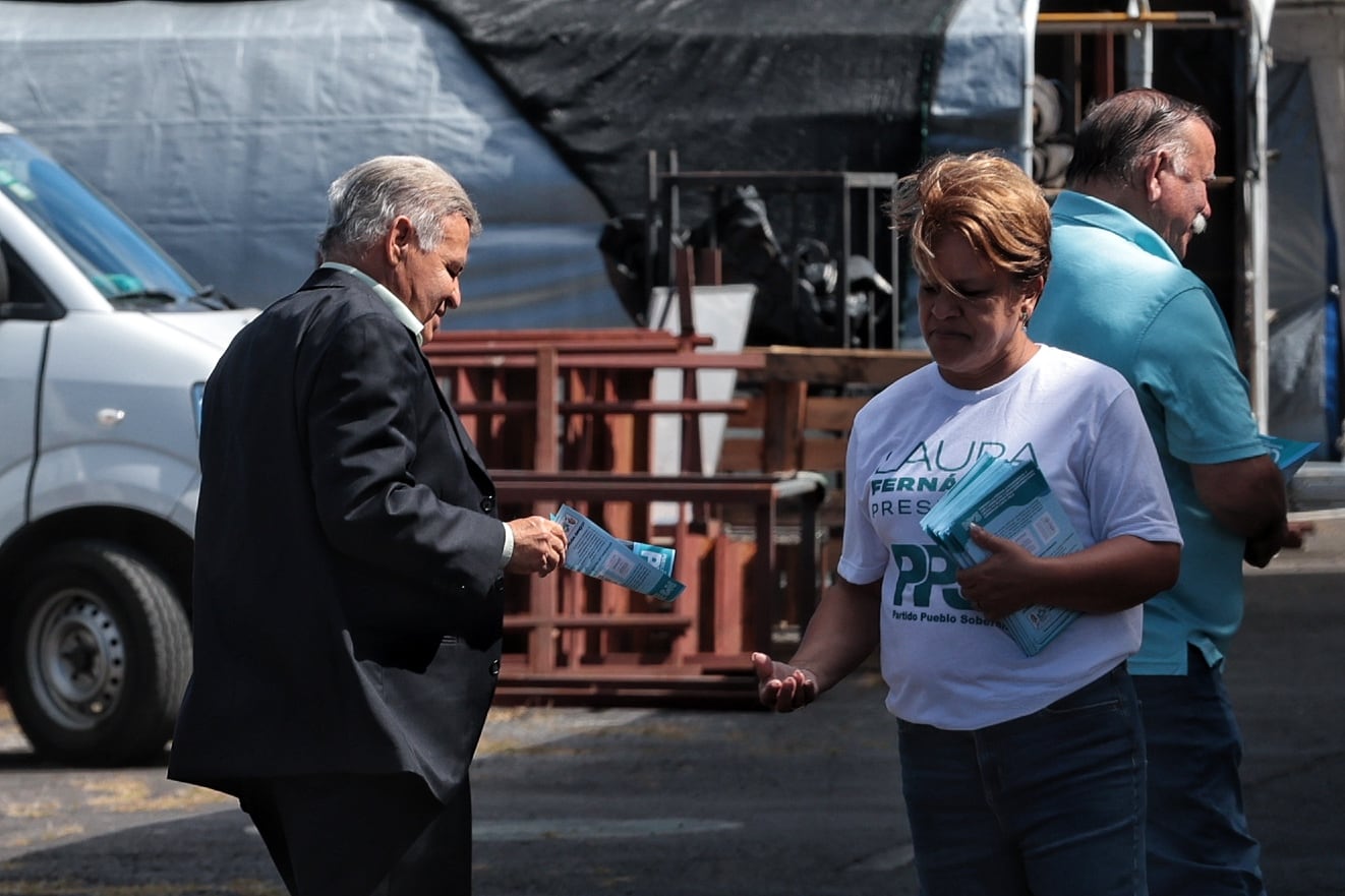 La campaña de Laura Fernández se reunió con pastores evangélicos del templo bíblico en Tibás / Foto John Durán