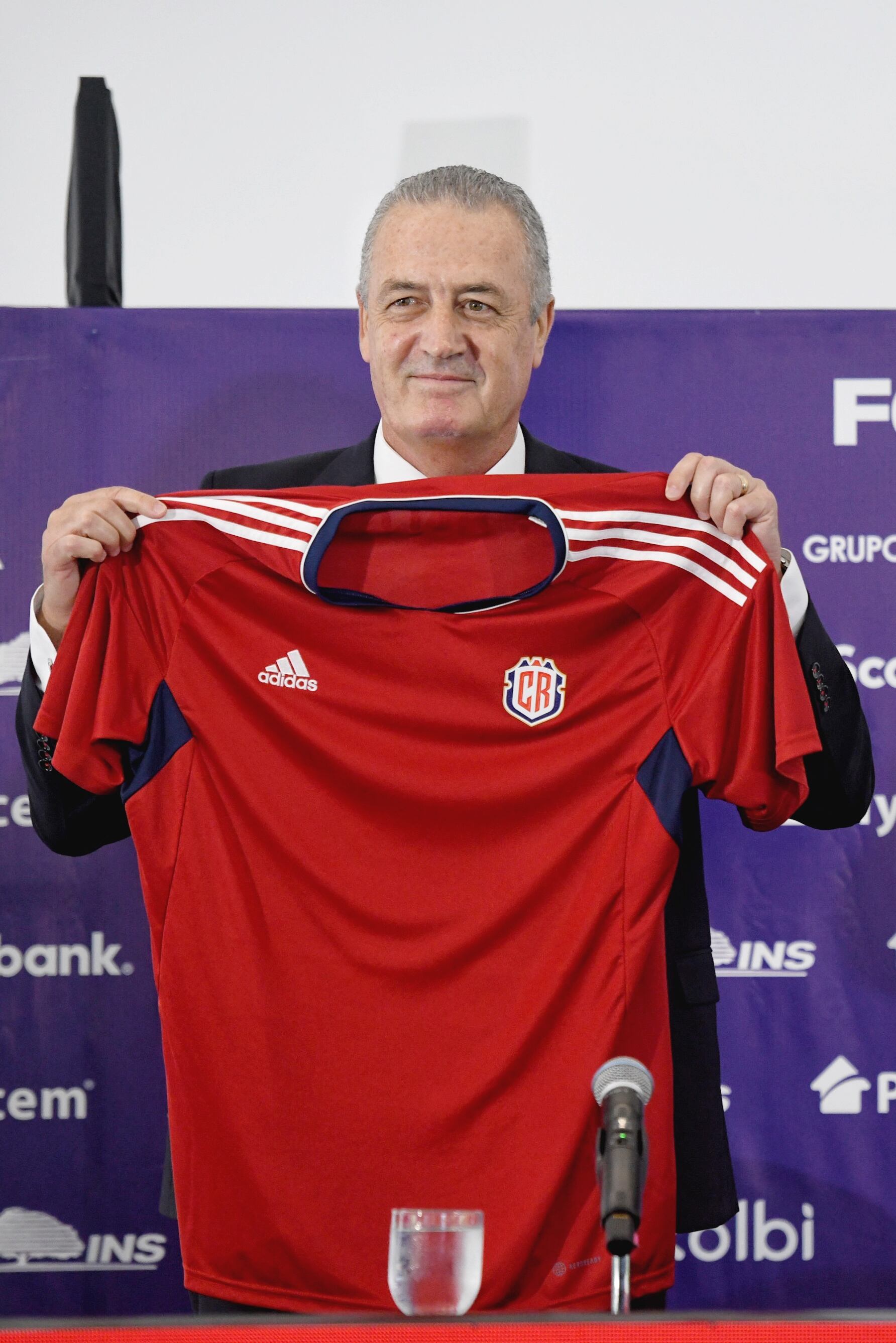 09/11/2023/ Conferencia de prensa de la Fedefutbol presentando oficialmente al nuevo técnico de la selección Nacional el señor Gustavo Alfaro / foto John Durán