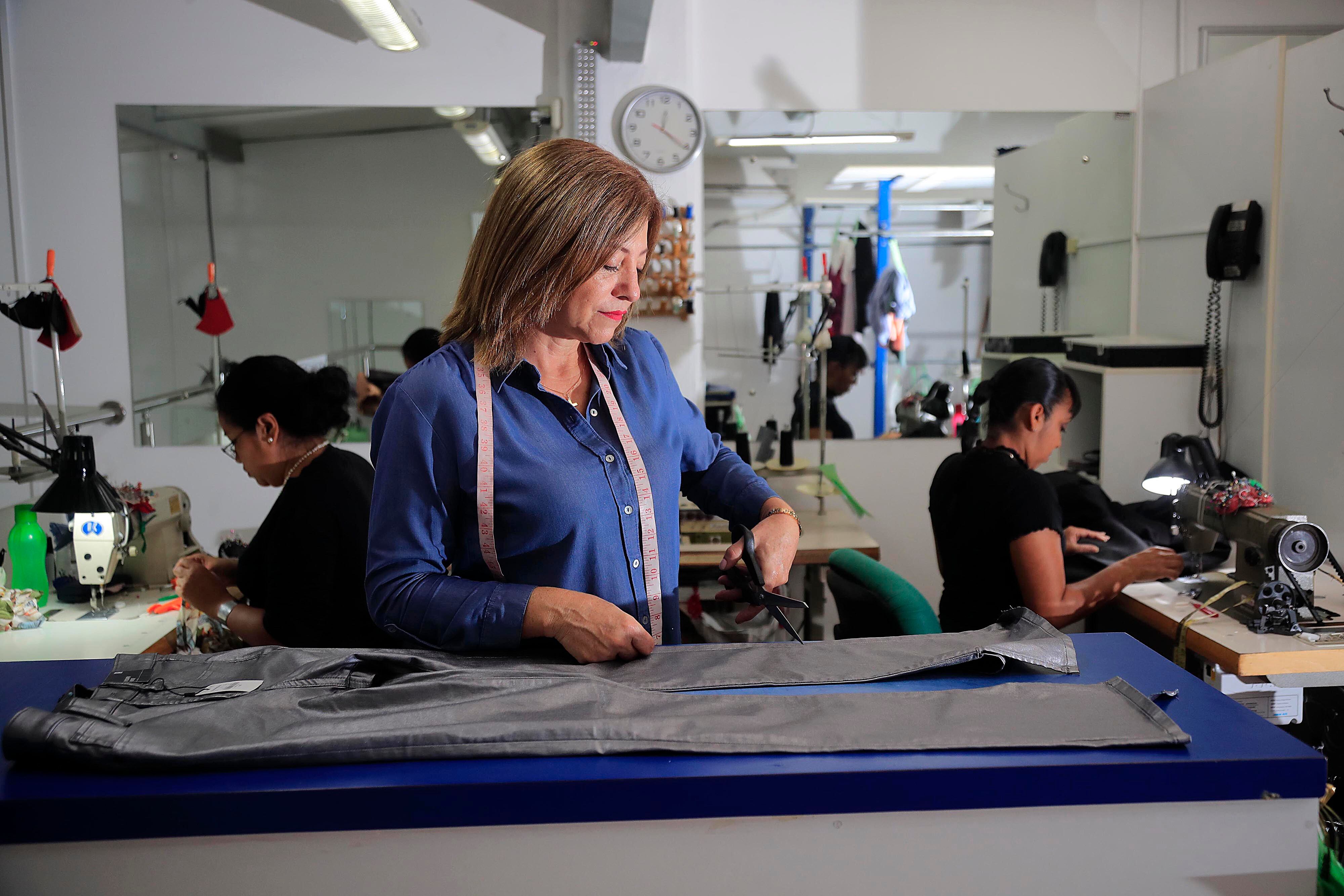 01/10/2023 Santa Ana. Olga Valverde Muñoz, costurera en la Dry Clean USA. uñoz, costurera en la Dry Clean USA.