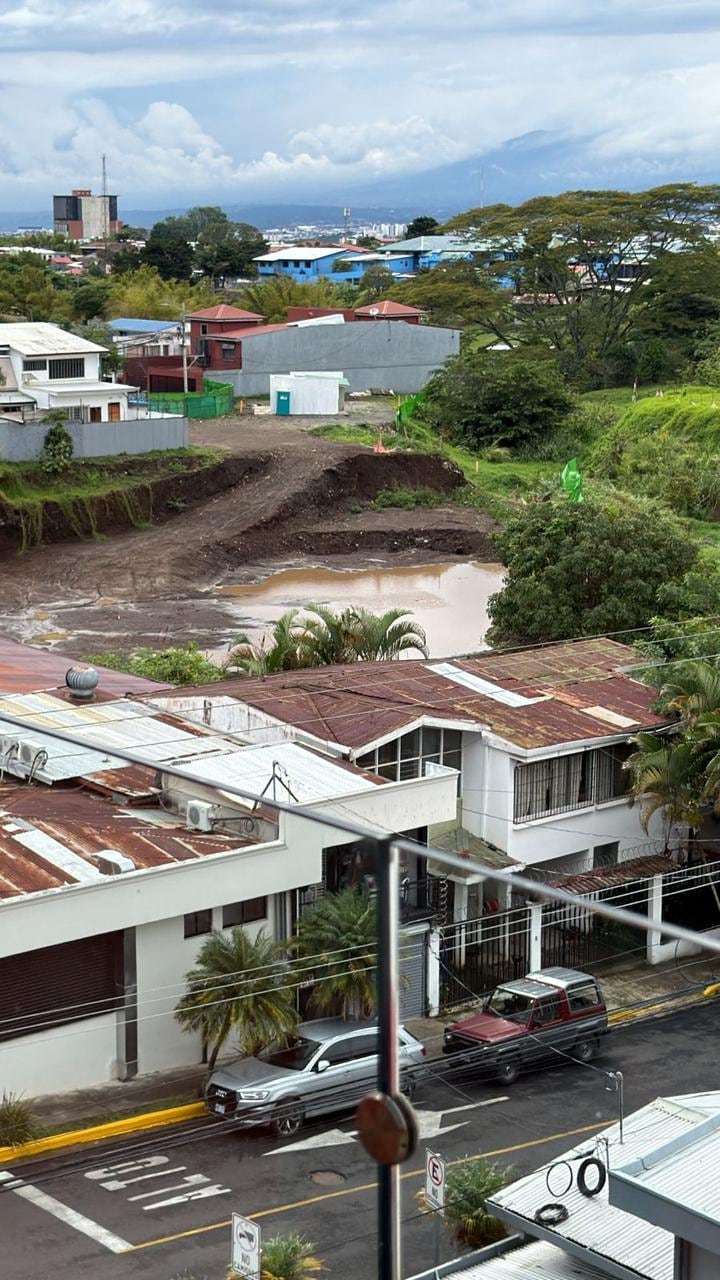 Inundaciones en el terreno donde se construye el edificio Escalante Verde.