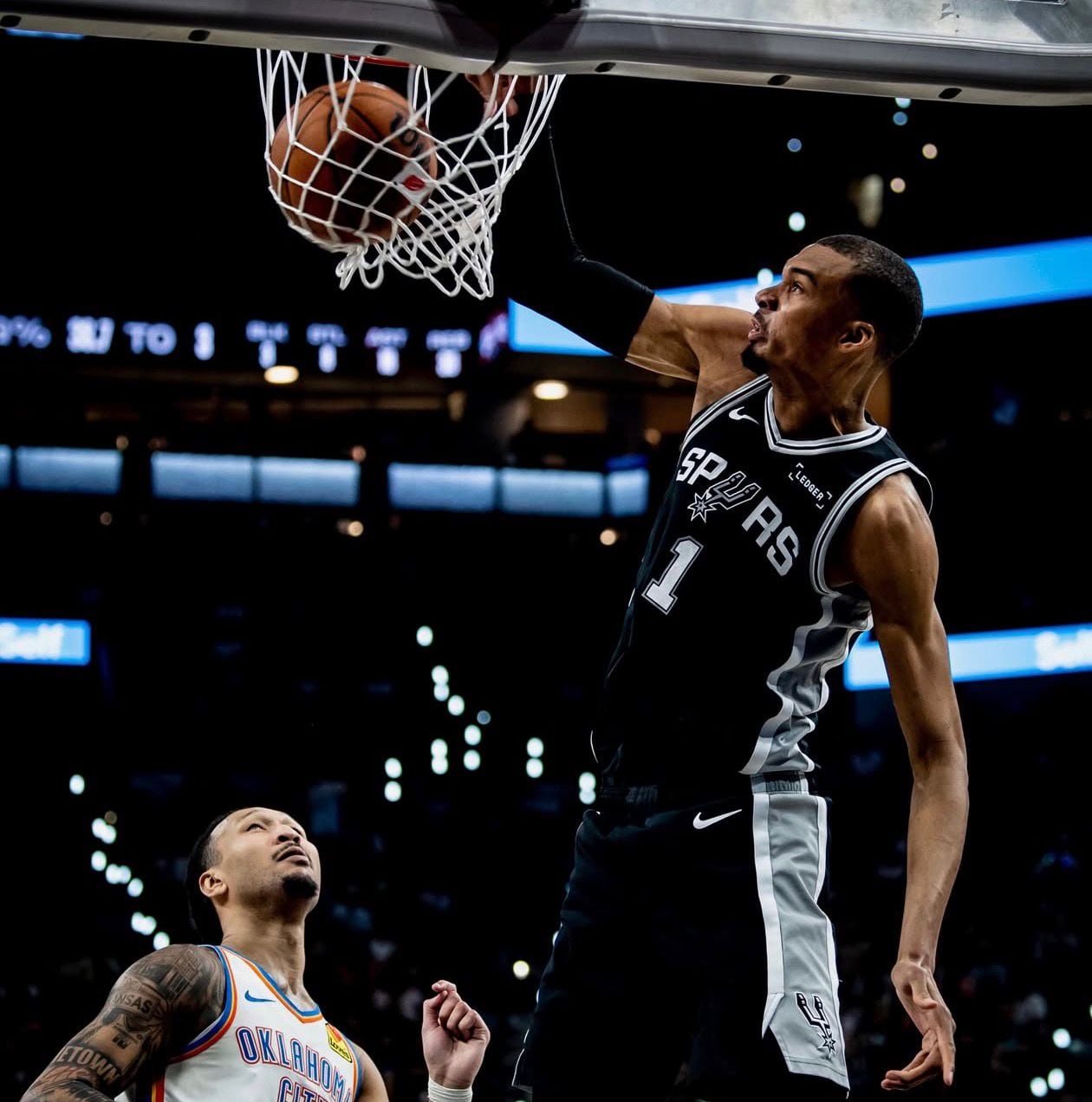 En la imagen: Wembanyama haciendo un mate sobre el jugador de Oklahoma Jaylin Williams.
