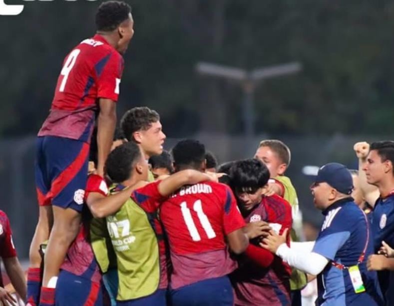 Jugadores de la Selección Sub-17 de Costa Rica festejan el gol de Nick Bennette en el debut ante Emiratos Árabes en el Mundial de Qatar.