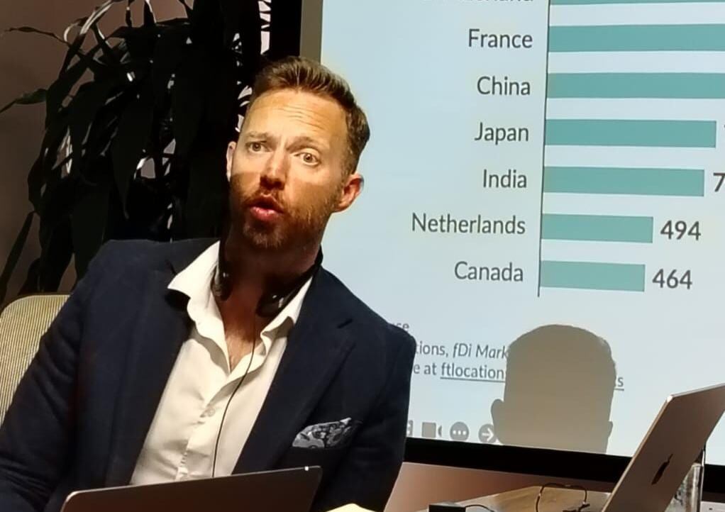 Chris Knight, director general de FT Locations, durante una presentación en Costa Rica sobre la inversión extranjera directa y el impacto de las tarifas arancelarias de Estados Unidos en los flujos globales y locales.