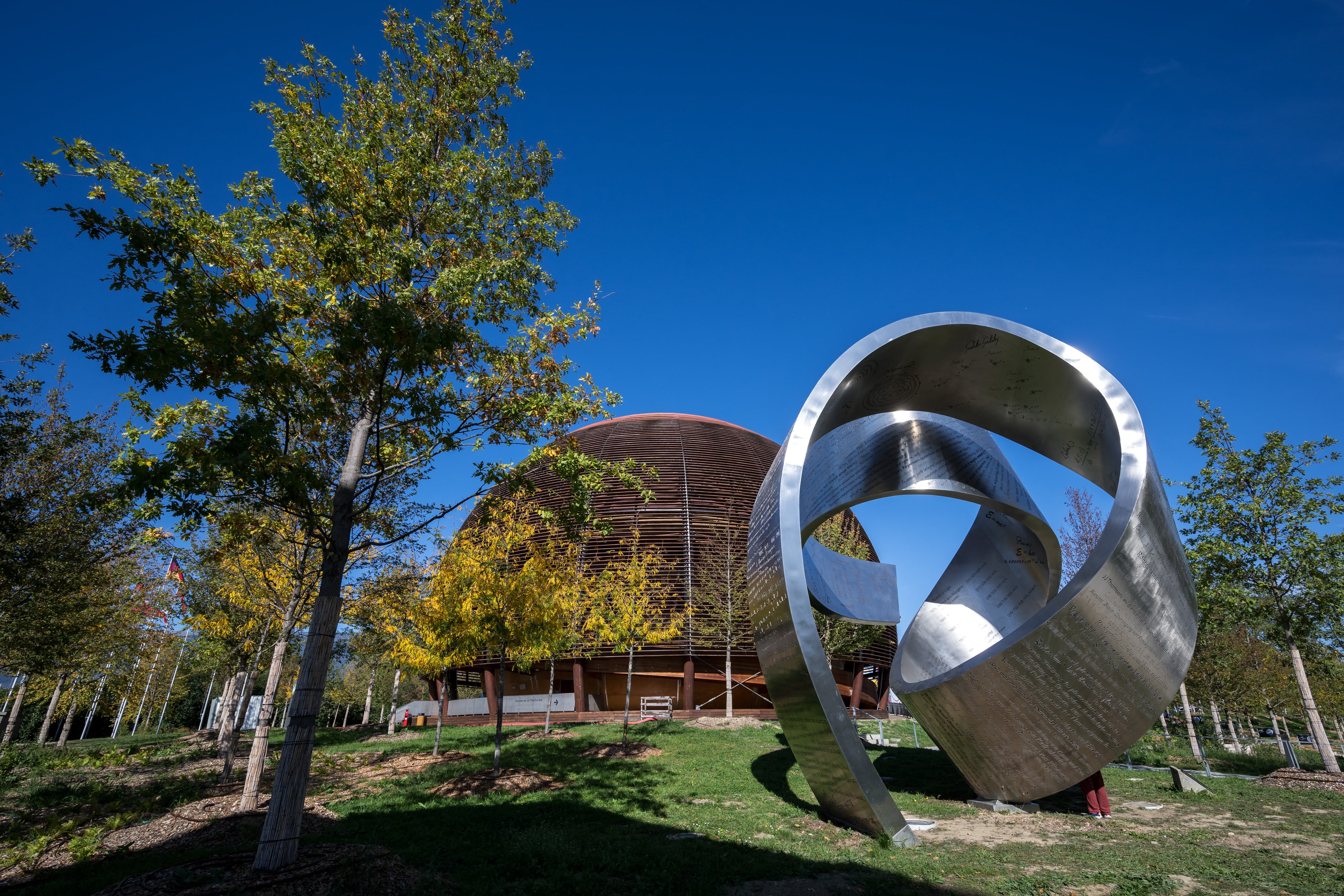 Imagen del 13 de octubre de 2023 de una escultura junto al Globo de la Ciencia y la Innovación, emblemático edificio del CERN (Organización Europea para la Investigación Nuclear) en Meyrin, cerca de Ginebra. Fotografía: