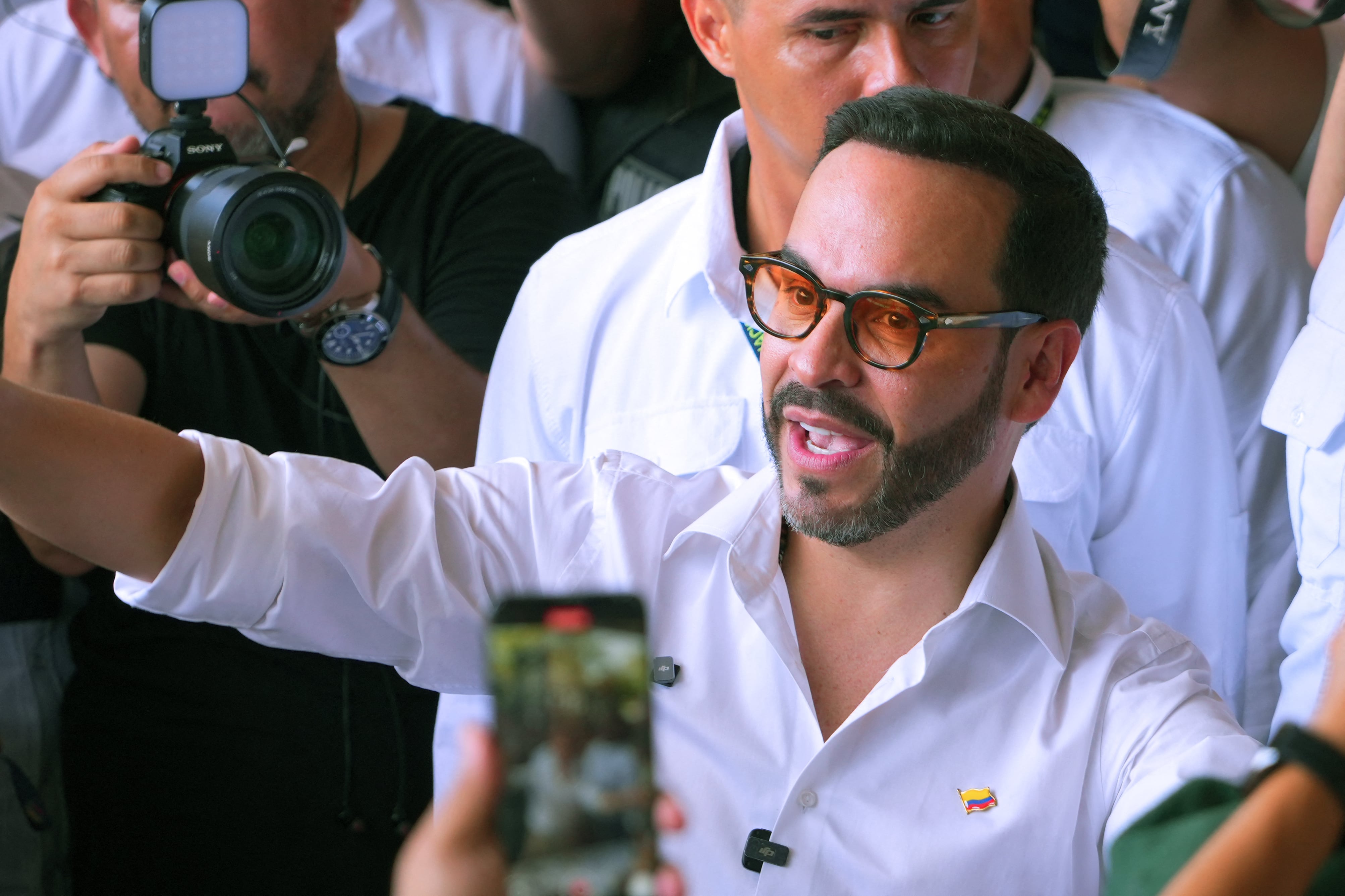 Abelardo de la Espriella saluda a sus simpatizantes mientras vota en un colegio electoral durante las elecciones presidenciales (Foto de Vanessa ROMERO / AFP)