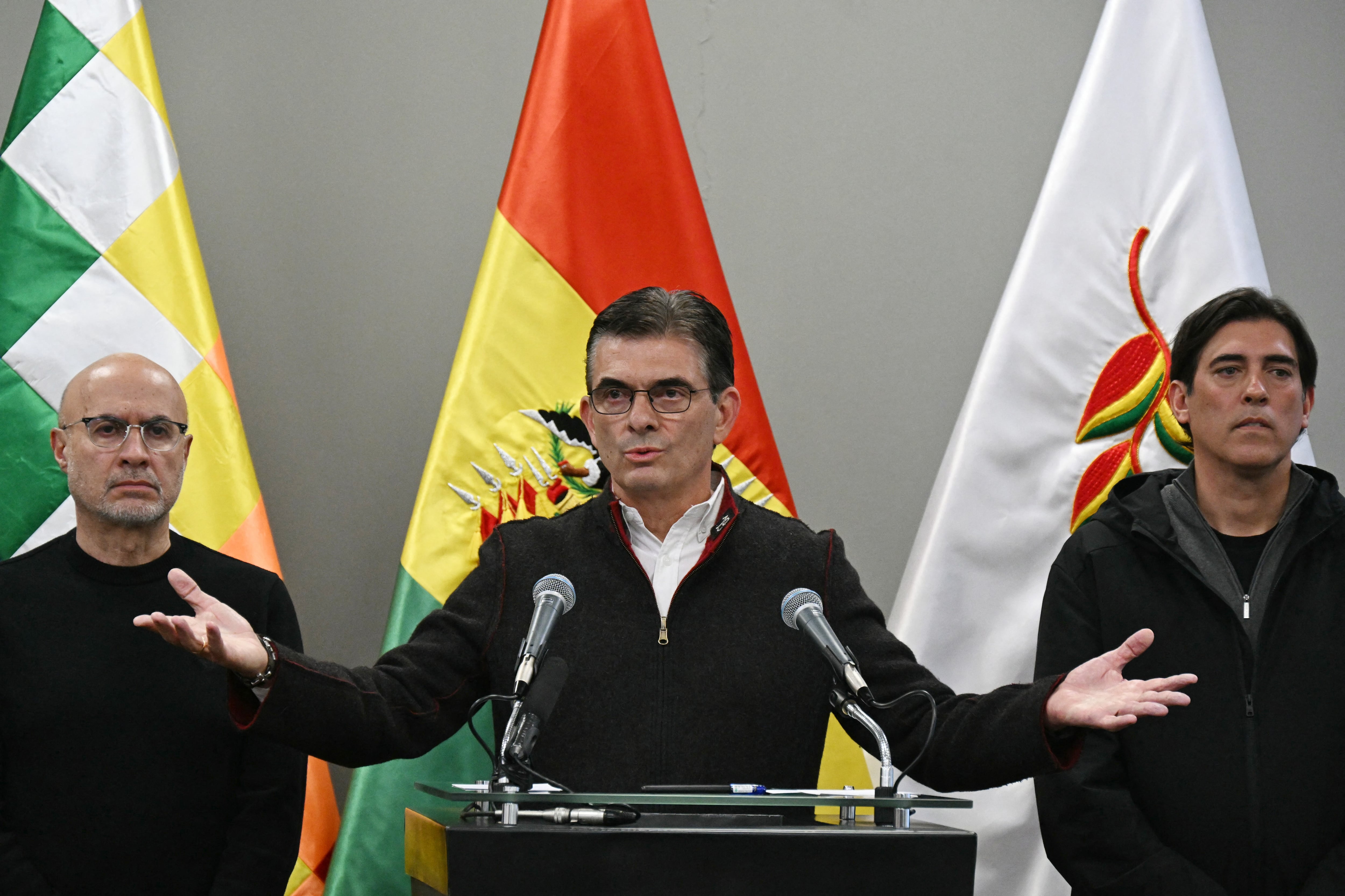 El presidente de Bolivia, Rodrigo Paz, habla en una conferencia de prensa en el Palacio Quemado de La Paz