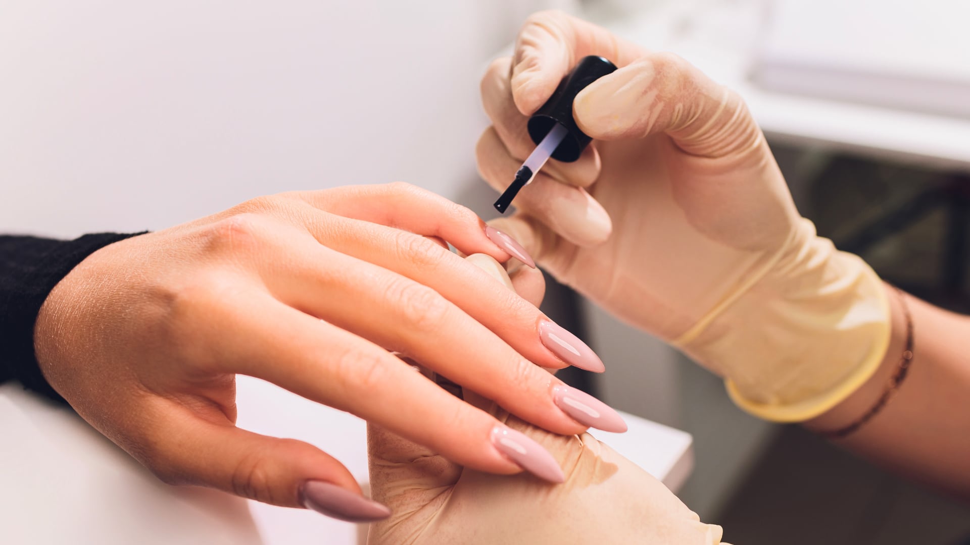 La elección correcta del esmalte puede disimular imperfecciones, suavizar la piel y aportar un acabado pulido que rejuvenece las manos.