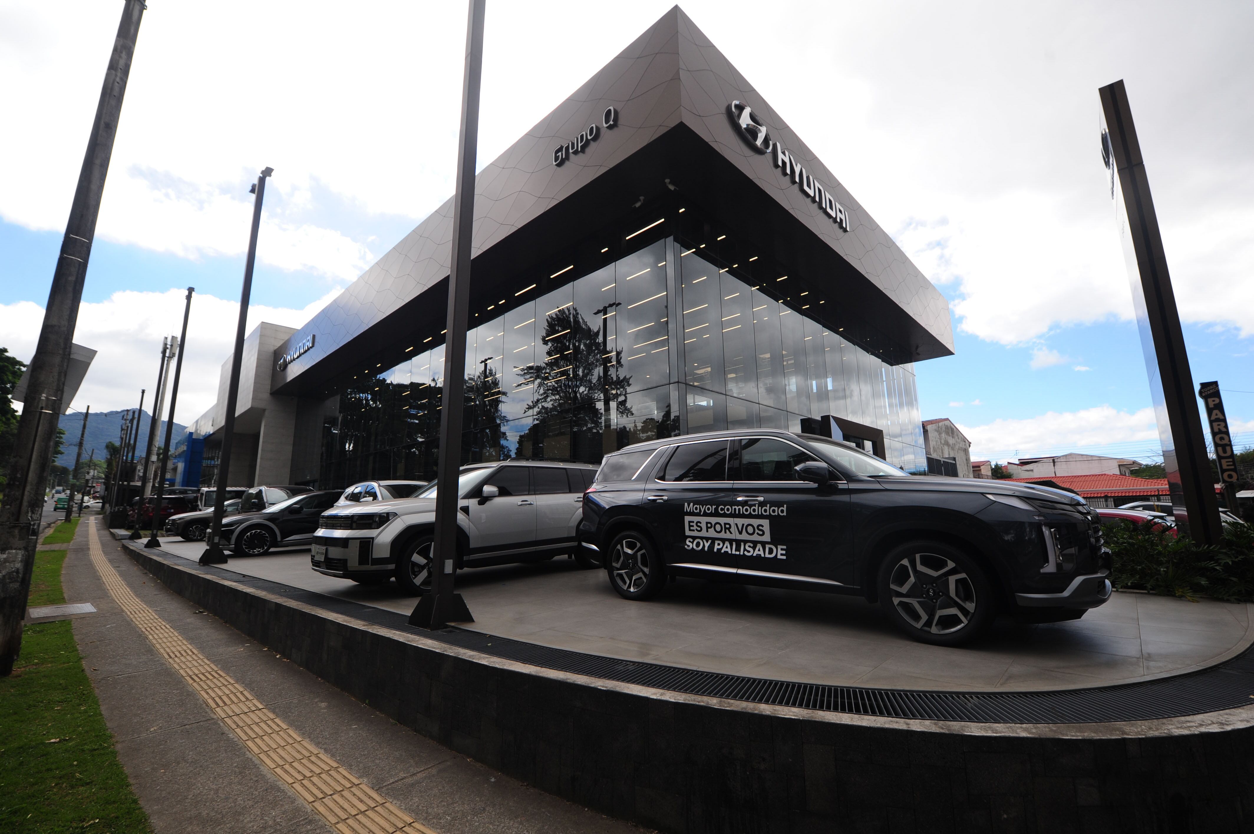 Vehículos nuevosFachada de la agencia Hyundai de Grupo Q en Lomas de Ayarco, destacada por su diseño moderno y su posición estratégica en la expansión automotriz del este de San José.