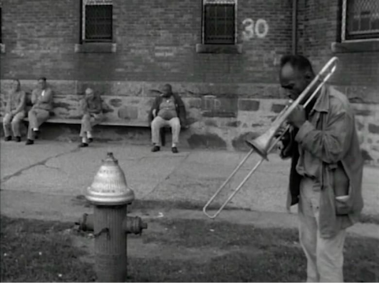 Captura de pantalla de 'Titicut Follies' (1967), de Frederick Wiseman.