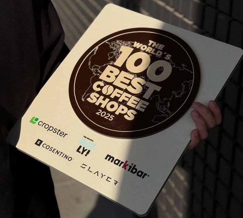 Una placa de reconocimiento otorgada a las 100 mejores cafeterías del mundo.