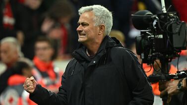 Vea cómo José Mourinho agarra de la nariz a entrenador del Galatasaray
