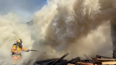 Incendio provocado por quema de desechos consume recicladora y afecta taller con cinco vehículos en Alajuela