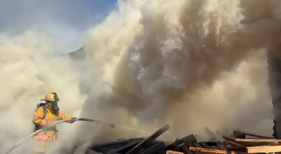 Un incendio de grandes proporciones consumió este sábado un área total de 3.100 metros cuadrados en San Rafael de Alajuela