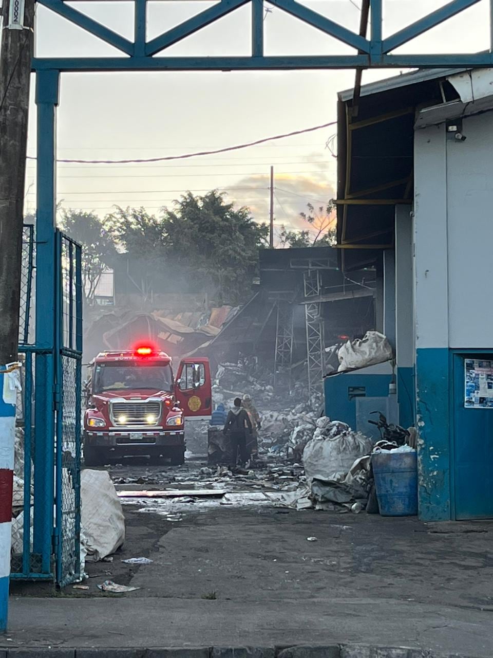 La mañana de este martes los Bomberos dejaron la empresa en La Unión, al concluir sus investigaciones. Foto: Cortesía Municipalidad de La Unión.