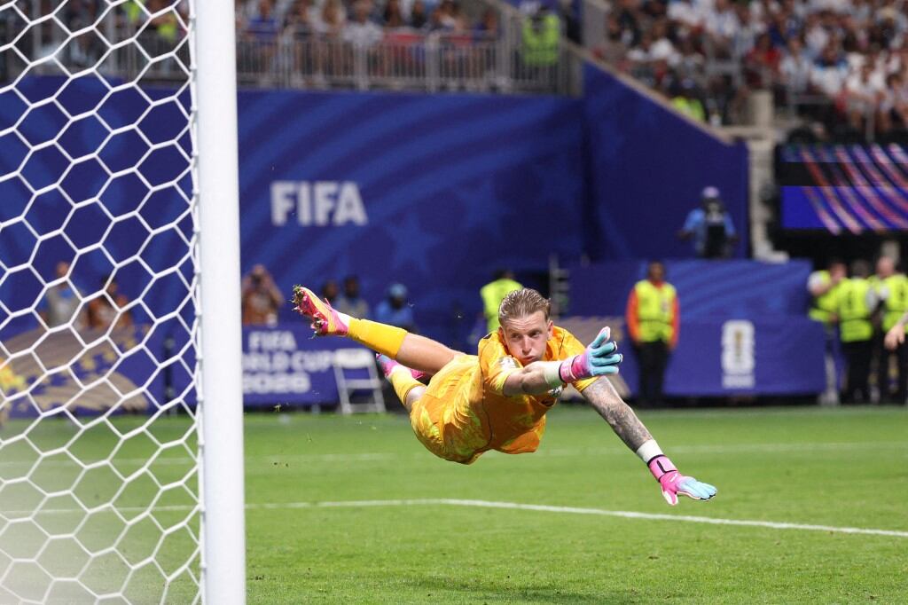 Jordan Pickford vio como el balón se metió en su portería luego de un tiro lejano de Enzo Fernández, volante de Argentina.