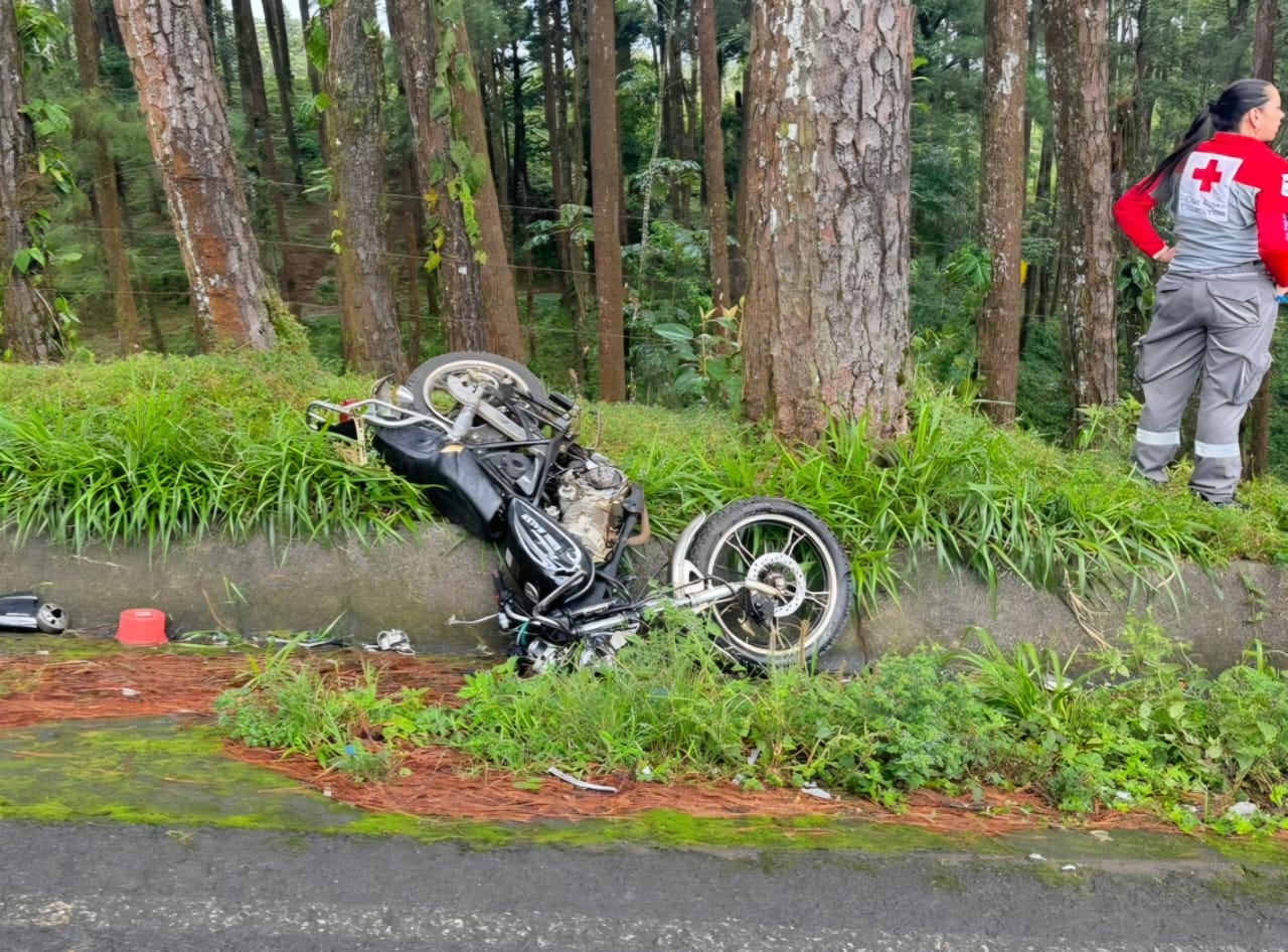 Socorristas de la Cruz Roja confirmaron el fallecimiento del motociclista en el sitio del accidente, en Ciudad Quesada.