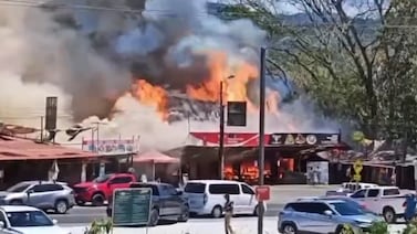 Incendio en Jacó: fuego consume restaurante y alcanza puestos de souvenirs cerca del puente de Tárcoles (video)