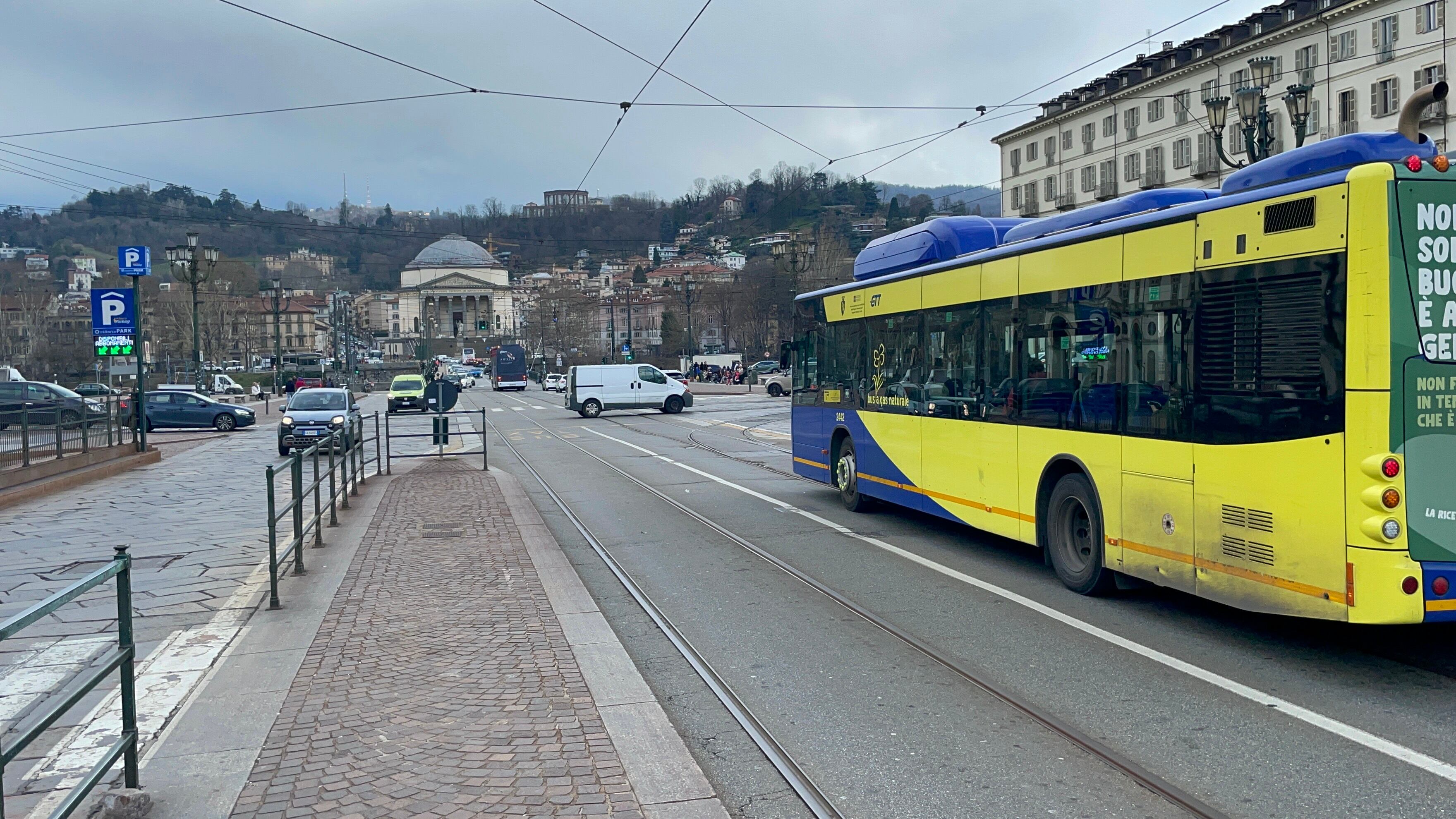 Al fondo la Iglesia de la Gran Madre de Dios, uno de los atractivos de Turín, al que se puede llegar en transporte público.