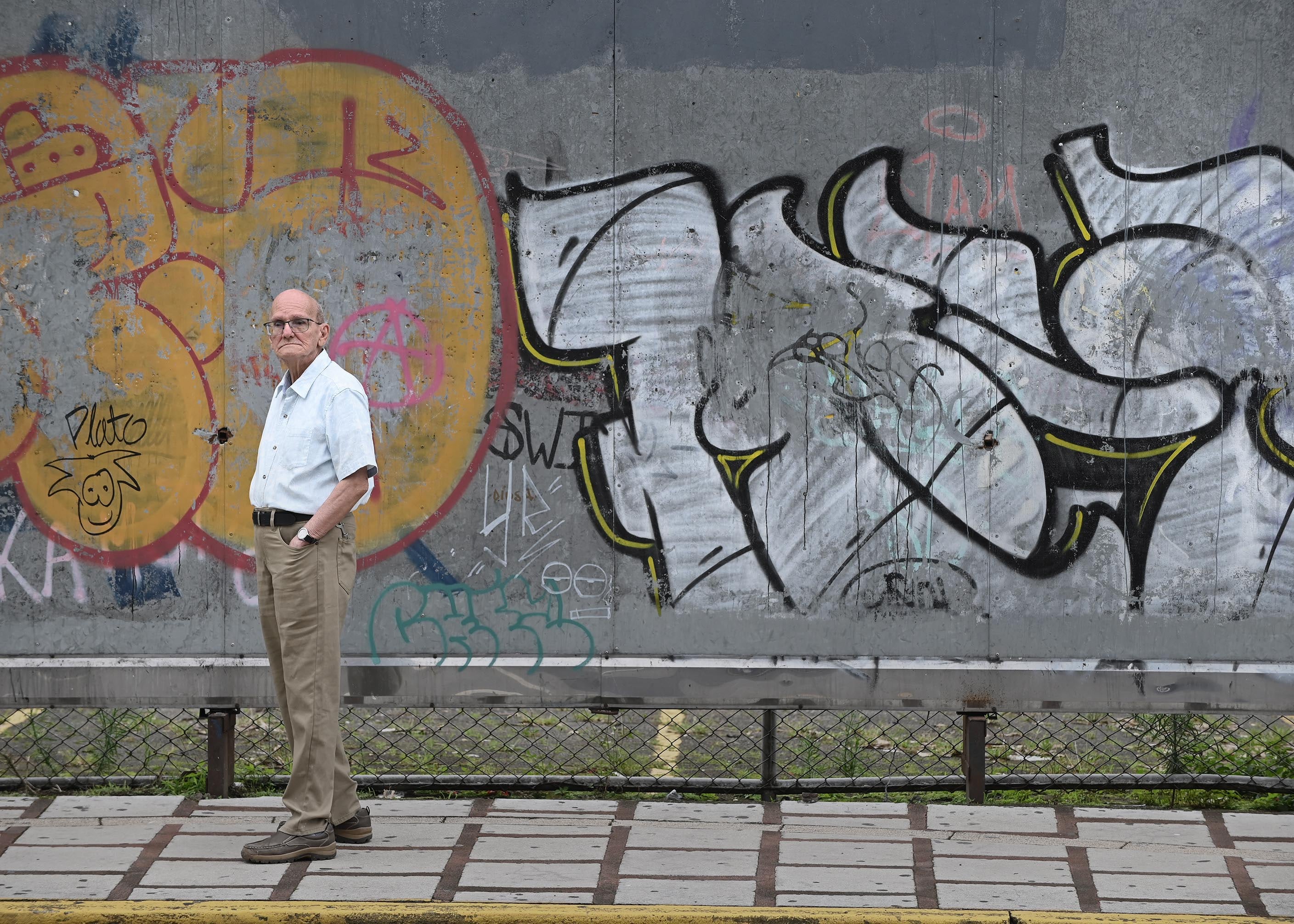 10 de junio del 2025. Estación de trenes del Atlántico, San José. 10:30 hrs. Retratos de los escritores costarricenses Gerardo César Hurtado y Bernabé Berrocal para la Revista Dominical. En la foto: Gerardo César Hurtado. Foto; Albert Marín