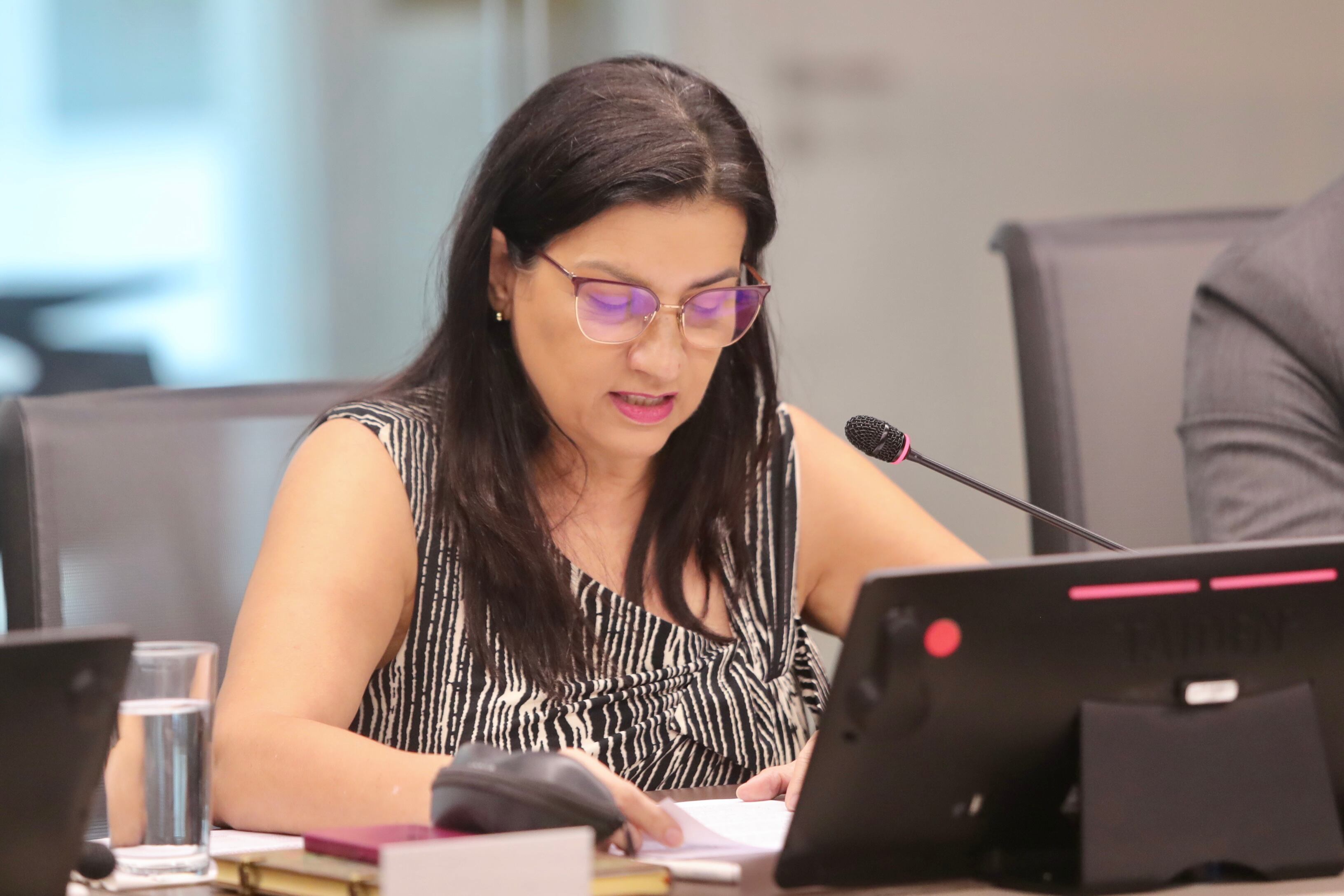 30/10/2023 La Presidenta de la CCSS (Caja Costarricense Seguro Social Marta Esquivel a una comisión de la asamblea legislativa. Foto Alonso Tenorio
